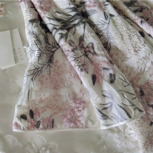 Robe de chambre brodée aux motifs floraux Capture décran 2021 12 06 à 18.04.20