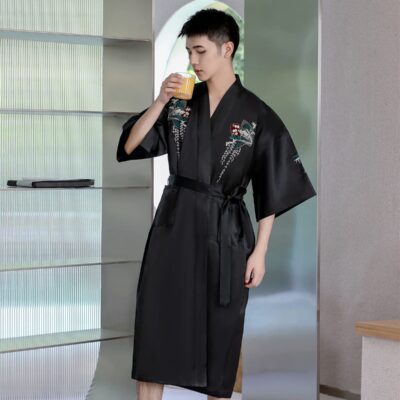 Peignoir noir avec broderies traditionnelles