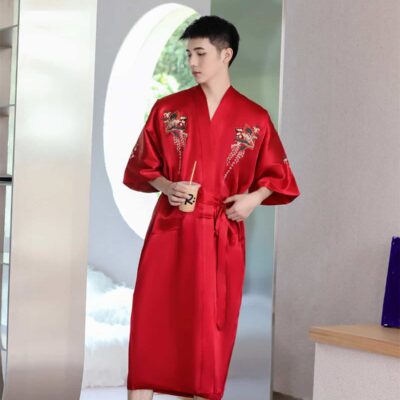 Peignoir rouge avec broderies traditionnelles