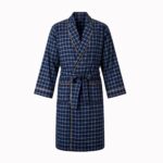 Peignoir chic à carreaux en coton pour homme de couleur bleu avec un liseré marron sur les contours. Sur fond blanc.