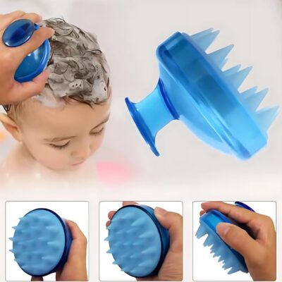 Brosse de massage pour cuir chevelu en bleu mis en scène lors du bain d'un bébé, on aperçoit une main qui lave les cheveux de son bébé avec cette brosse.