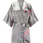 Sur fond blanc, on voit un peignoir kimono gris perle à l'imprimé floral. Il y a une ceinture et des manches larges.
