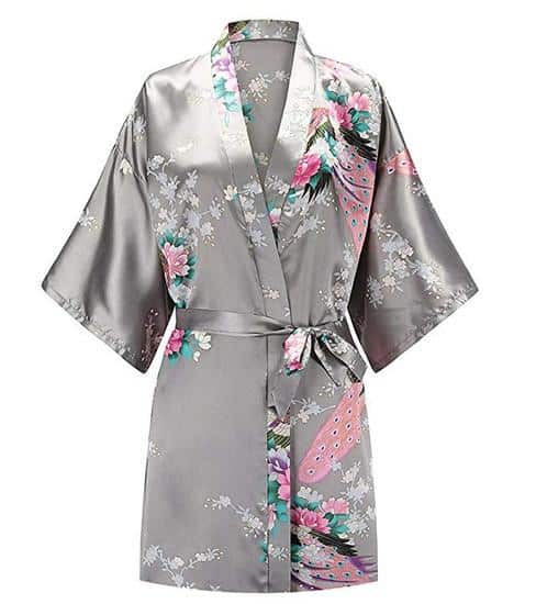 Sur fond blanc, on voit un peignoir kimono gris perle à l'imprimé floral. Il y a une ceinture et des manches larges.