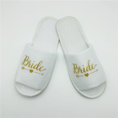 Chaussons de mariage EVJF bride dorés, sur fond blanc.