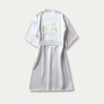 Peignoir kimono blanc et brodé de mariage sur fond uni