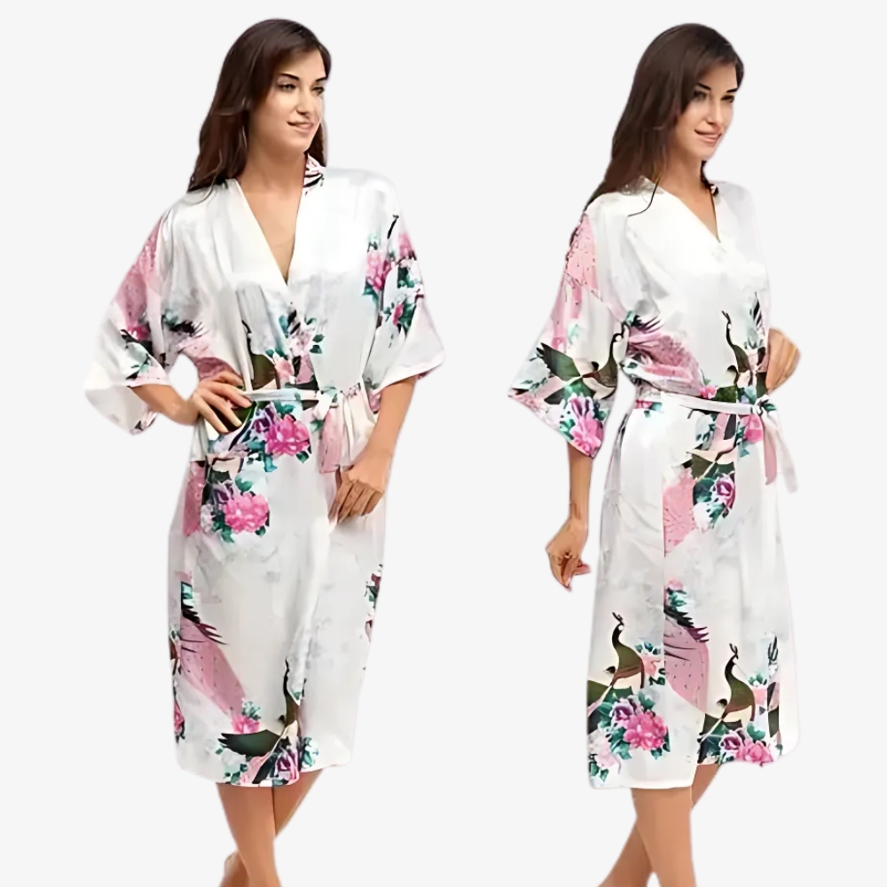 Peignoir kimono sexy en satin pour femme blanc, porté par une jeune femme brune, sur fond blanc.