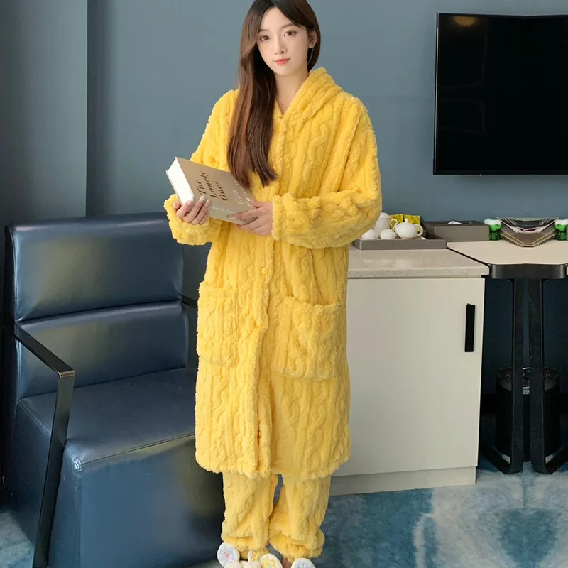 46737-hmu4ip.jpg Femme portant un peignoir jaume et tenant un livre.