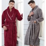 Homme portant un peignoir rouge ou gris selon la photo de droite ou de gauche.