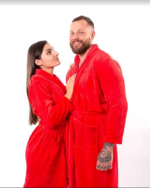 Peignoir pour couple en rouge, porté par une jeune femme brune et un homme brun, sur fond blanc.