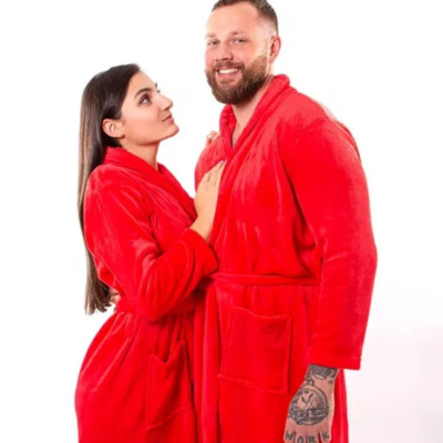 Peignoir pour couple en rouge, porté par une jeune femme brune et un homme brun, sur fond blanc.