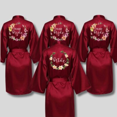 Peignoir kimono de mariage pour femme sur fond gris.