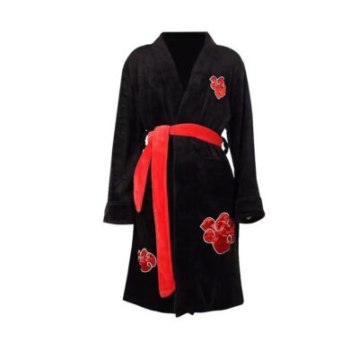 peignoir en velours noir avec des nuages rouges et une ceinture rouge, inspiré de l'univers de naruto