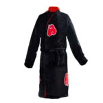 peignoir en velours noir avec des motifs de nuages rouge et un col rouge, inspiré de l'univers de naruto