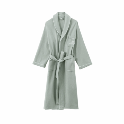 peignoir en nid d'abeille de couleur vert sauge avec trois poches dont celle sur le torse est brodée.