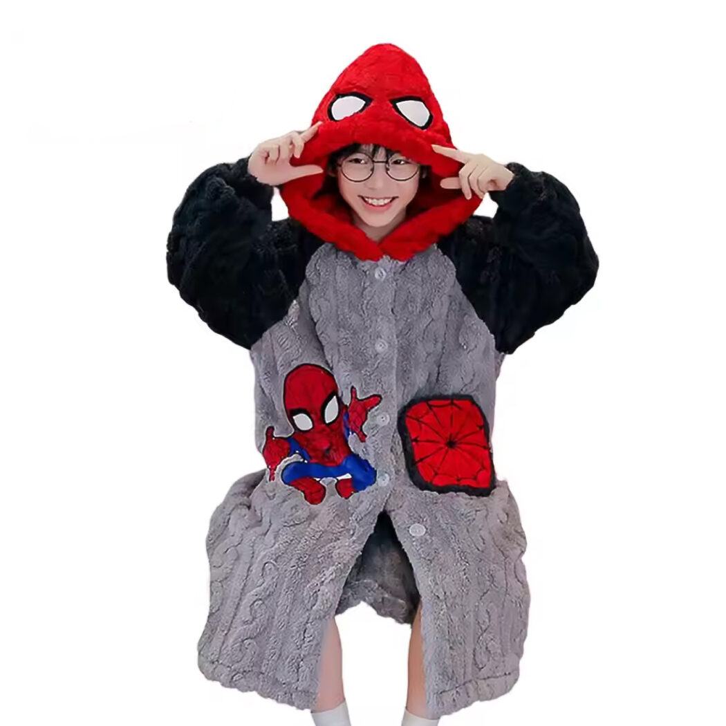 Photo d'un enfant portant un peignoir à capuche gris et noir avec une poche spiderman, une poche en toile d'araignée et des yeux d'araignée sur la capuche