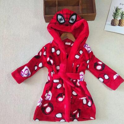 Photo d'un peignoir spiderman rouge à capuche pour pour enfant imprimé des yeux de spiderman
