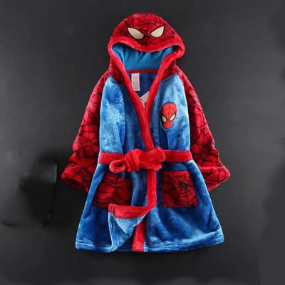 Photo d'un peignoir pour enfant bleu et rouge inspiré de l'univers de spidermand avec une capuche sur fond noir