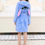 photo d'un peignoir stitch bleu porté vu de dos par un enfant.