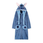 Photo d'un peignoir d'intérieur en peluche bleu avec une capuche et des oreilles pour ressembler au personnage de Stitch