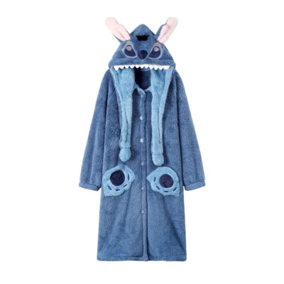 Photo d'un peignoir d'intérieur en peluche bleu avec une capuche et des oreilles pour ressembler au personnage de Stitch