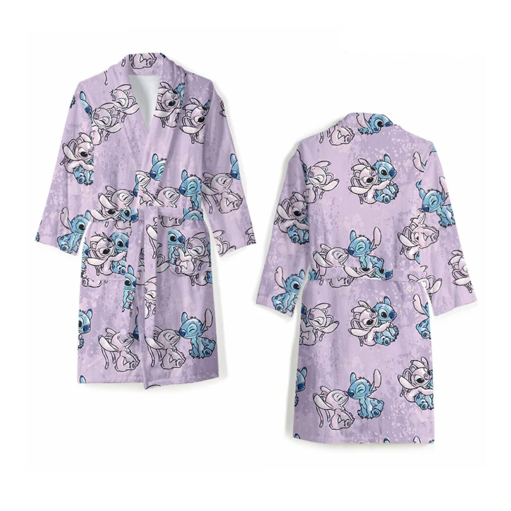 photo d'un peignoir vue de face et dos, violet avec des motifs de Stitch